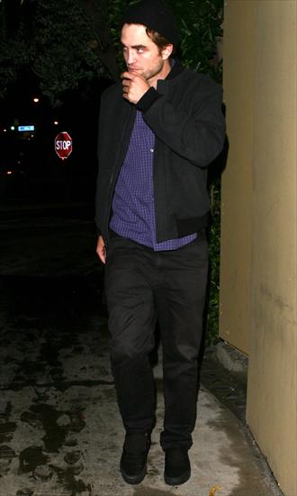 On the Street - Robert-Pattinson-4oct2010.jpg