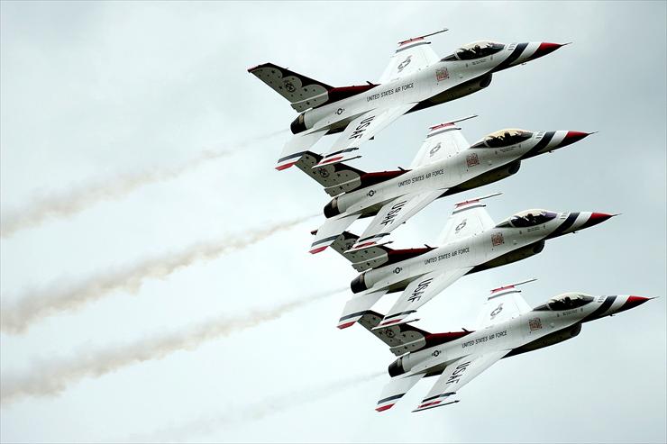 foto - The Thunderbirds do a overhead fly by while performing, ...e 17, 2011, above Turku Airport, Finland. U.S. Air Force.jpg