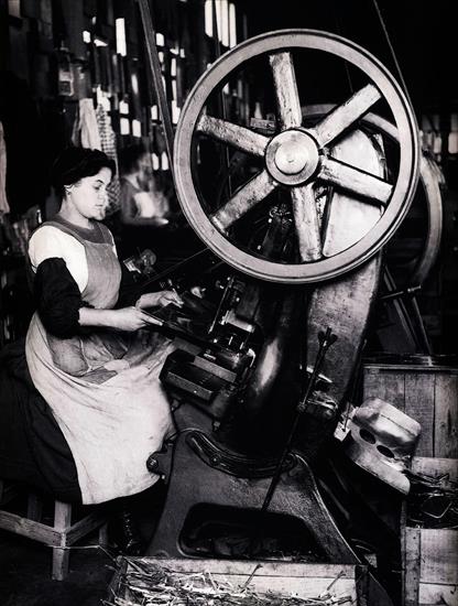 Photographs of Workmen and Industry - XIX-XX w - Clio Team 1910-1939  Confection  de botes mtalliques.jpg