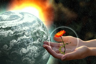 Kwiaty - 3834551-dlonie-kobiety-podajac-kwiat-do-szarej-planety-otworzyc-kosmos.jpg