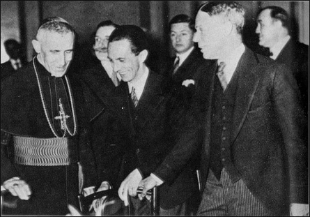 Kościół i faszyzm - Archbishop Arcybiskup Cesare Orsenigo, Papieski Nu...h Nazistowskich z  Goebbelsem-ministrem propagandy.jpg