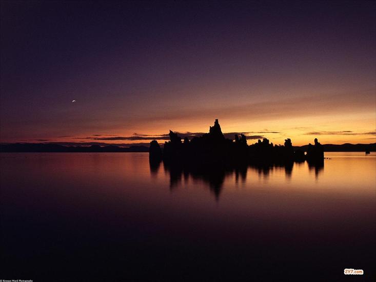 Wschód Słońca - Mono Lake Sunrise, Low Water Tufa Towers, Califo.jpg