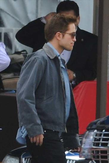 On the Street - Robert-Pattinson-Golden-Globe.jpg