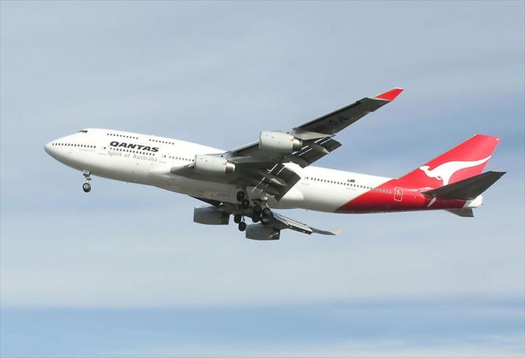 Samoloty - 800px-Qantas.b747-400.vh-ojl.arp.jpg
