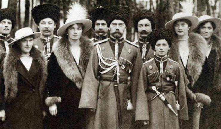 Rodzina carska - The Romanov Family 1916.jpg