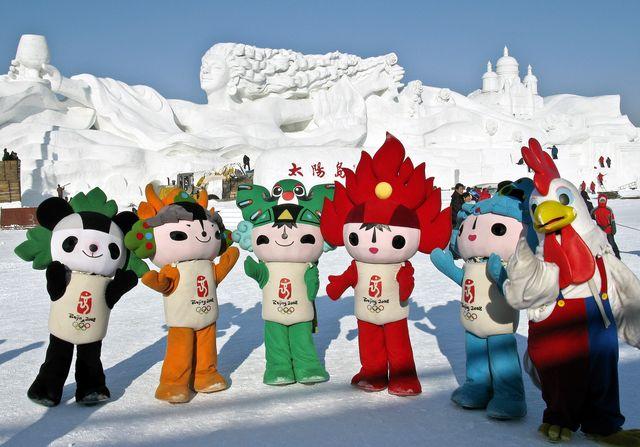 Pejzaże i widoki - 00000004 Maskotki Igrzysk Olimpijskich Pekin 2008 na tle śniegowych kompozycji.jpg
