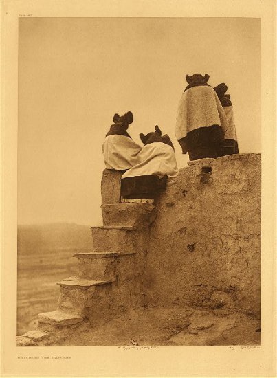 Edward S.Curtis-zdjęcia - Watching the Dancers.jpg