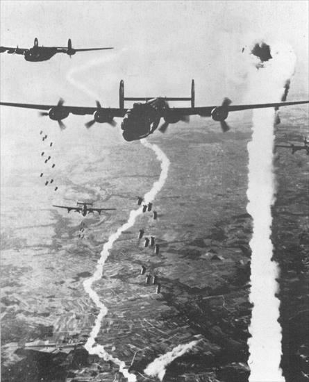 Galeria zdjęć wojennych widzianych z lotu ptaka - B-24 Liberators WWII 18.jpg