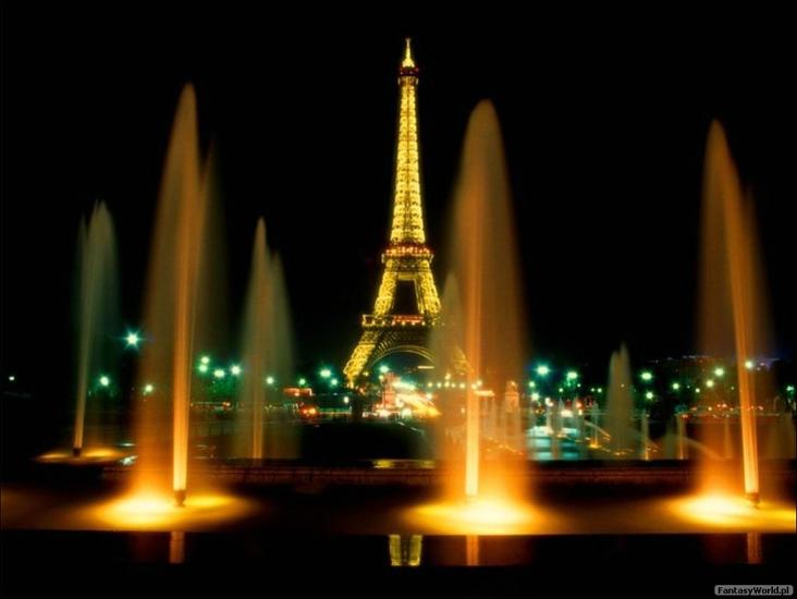 Tapety - pulpit - Eiffel tower at night_pic.jpg