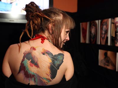 KOLOROWE  - dziewczyna,z,tatuazem,na,plecach.jpg