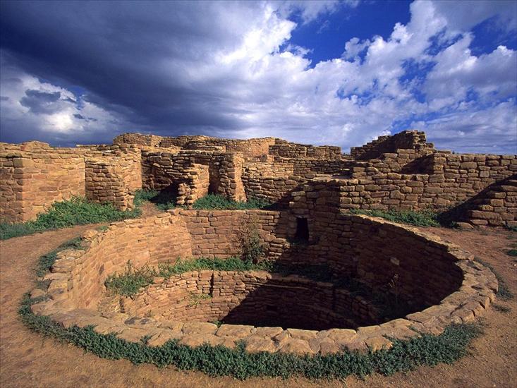 Budowle - Pueblo Indian Dwellings, Built Around 1200 A.D., Mesa Verde National Park, Colorado.jpg