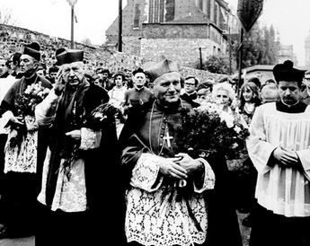 Karol Wojtyła - biskup, kardynał - Biskup Karol Wojtya z kardynaem Wyszskim podczas procesji w. Stanisawa.jpg
