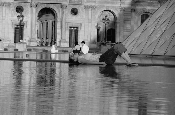 miasta i budowle - 39.e. Leanna on the Louvre fountain black and white.jpg