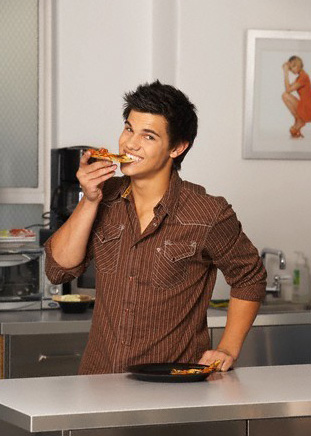 Taylor Lautner - taylor-pizza.jpg