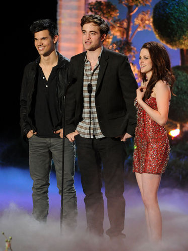 MTV Movie Awards 2011 - normal_Kristen_Robert_MTV_Movie_awards_Breaking_Dawn_01.jpg