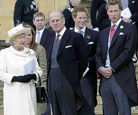 Brytyjska Rodzina Królewska - Z wnukami.jpg