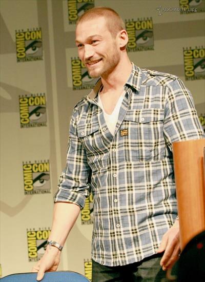 Andy Whitfield - andy-whitfield-comic-con-spartacus-2010-07-23_00010-820x1127.jpg