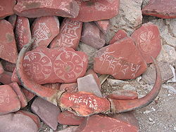 dewocjonalia,symbole, wizerunki i  inne - 250px-Mantras_caved_into_rock_in_Tibet.jpg