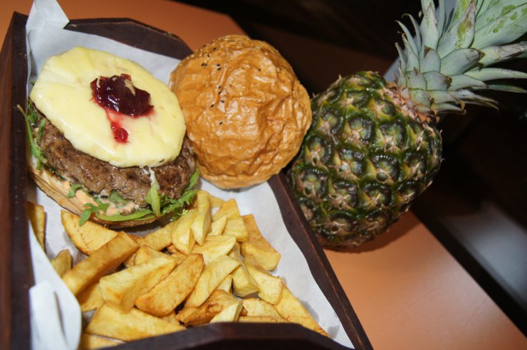 Dobre burgery - ob ananas.JPG