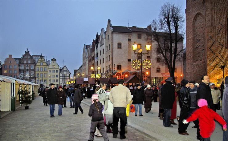 Elbląg - E-g -święta pod katedrą.jpg