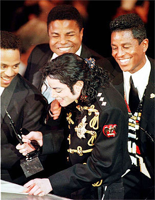  TV Performances - Michael-and-brothers-michael-jackson-9386022-303-390.jpg