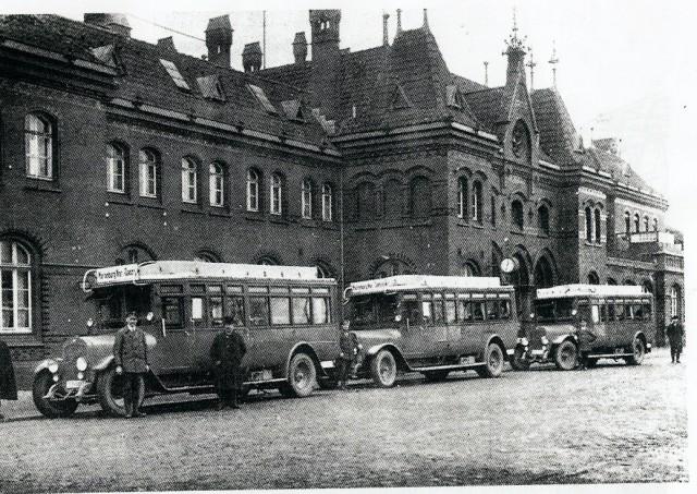 Galeria - Autobusy miedzymiastowe do Gdanska przed dworcem kolejowym okolo 1930 roku.jpeg