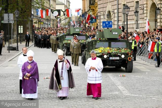 Pogrzeb pary prezydenckiej - z7785656X,Krakow--dzien-pogrzebu-pary-prezydenckiej-na-Wawelu-.jpg