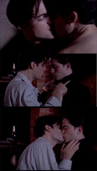 zdjęcia - twilight - robert-pattinson-gay-kisses-little-ashes.jpg
