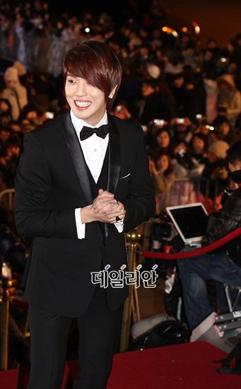 Jung Yong Hwa - 2d7eea30d1e2a69ce5e5ba38dcc3b090_large.jpg