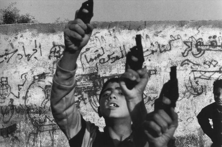 XIX-XX - Florilges photos denfants -  1993 Larry Towell Enfants palestiniens bande de Gaza.jpg