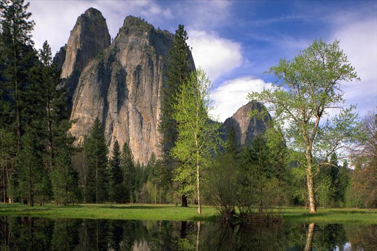 Tapety Widoki - Cathedral Rocks and Spires, Yosemite National Park, California.jpg
