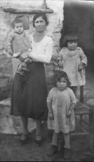XIX-XX - Florilges photos denfants -  1938 Ma grand mre ma mre  cot du tabouret et mes deux tantes Calabre Italie.jpg