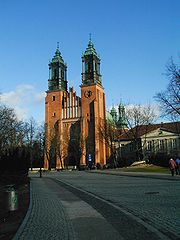  MOJE  MIASTO  - 180px-Katedra_Poznan_front.jpg