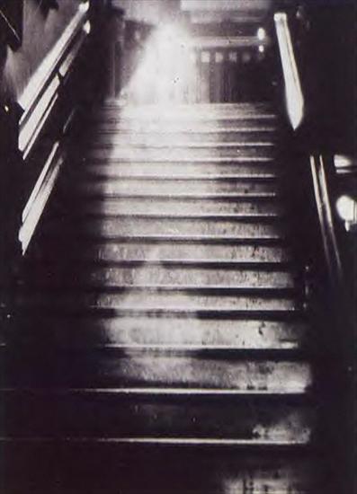 Zjawiska paranormalne - ghost_on_steps.jpg