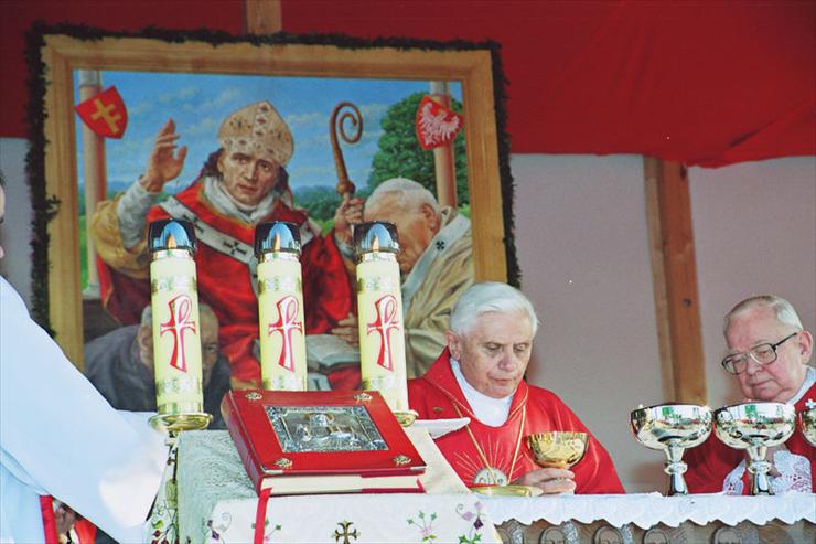 Benedykt  XVI - 800px-Ratzinger_Szczepanow_2003_41.jpg