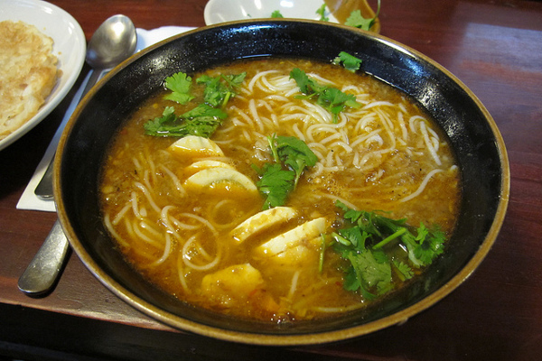 ZUPY - Mohinga - tradycyjna birmańska zupa rybna.jpg