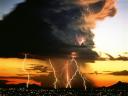 Tapety - TN-lightning_storm_over_city_lights.jpg