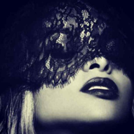 Ciara illuminati - ciara maska.jpg