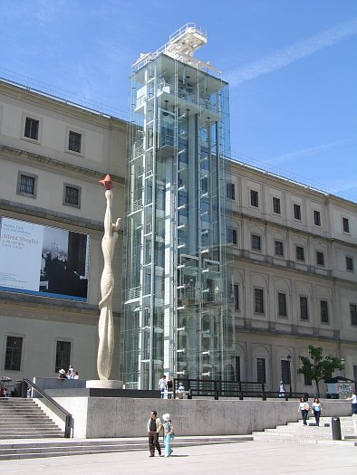 Madryt - ReinaSofiaMuseumElevatorMadrid.JPG