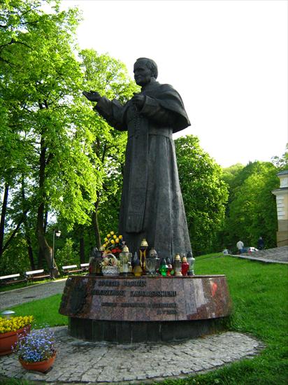 Bazylika - Pomnik Jana Pawła II.JPG